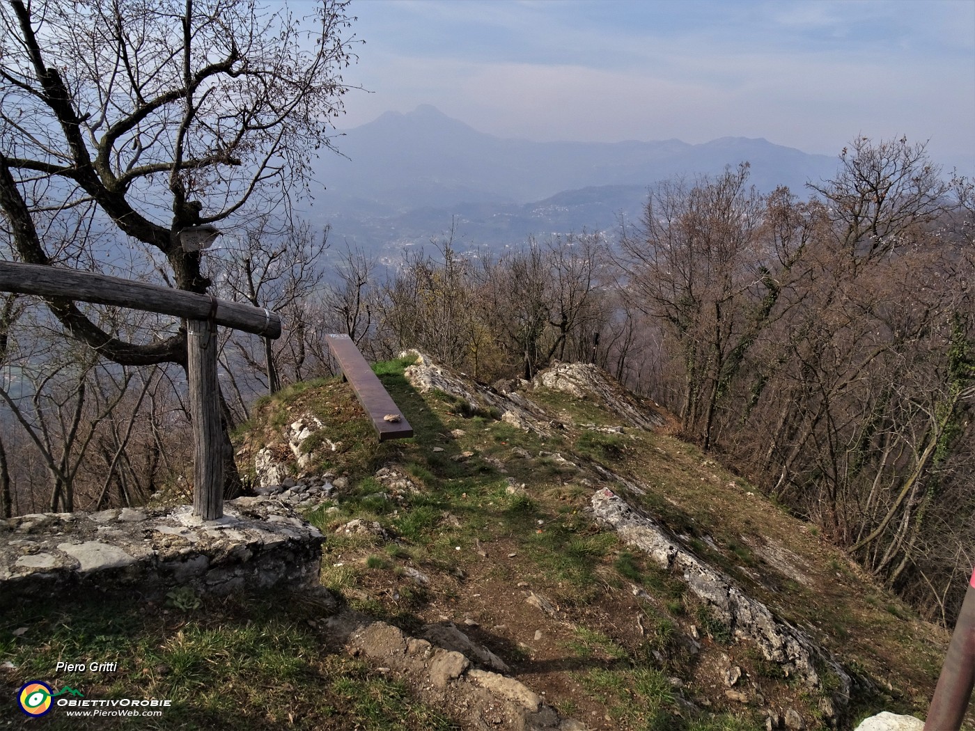 64 Scendo, per la prima volta, ai Roccoli della Passata, dal ripido sentiero 571.JPG